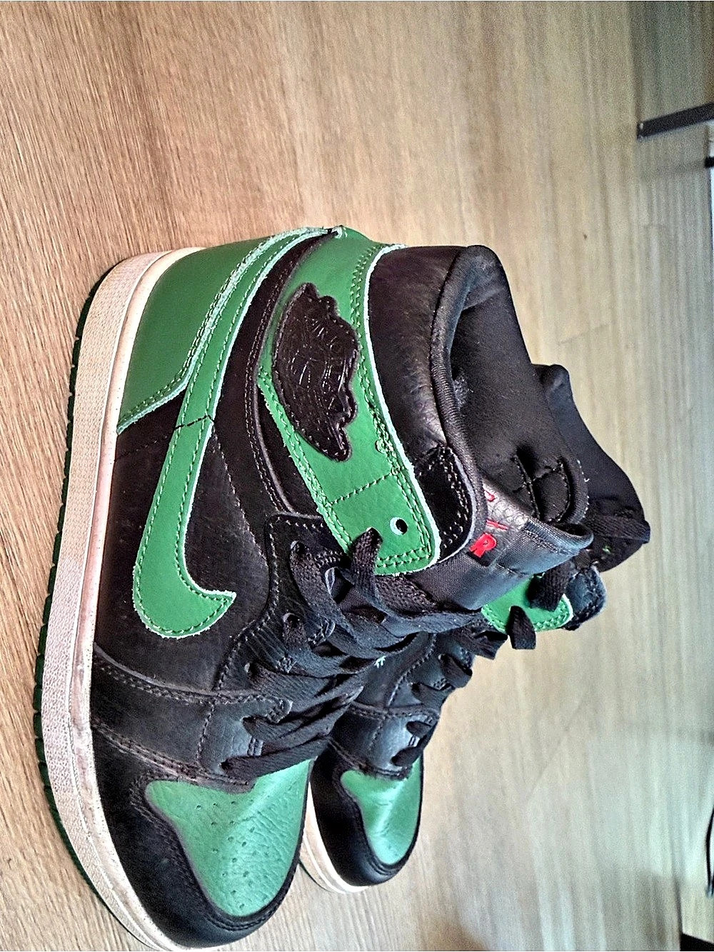 Nike Air Jordan 1 High-Top Sneakers in Green & Black - Picture 5 of 9